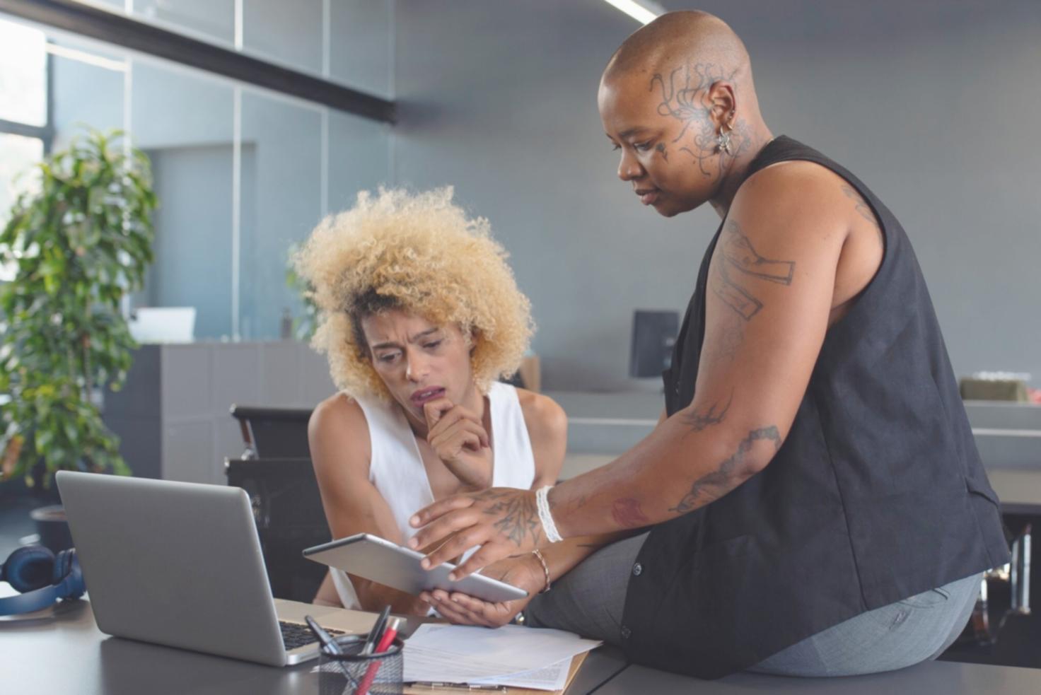 Especialistas en análisis fundamental trabajando con datos financieros y gráficos de mercado para desarrollar estrategias de trading efectivas