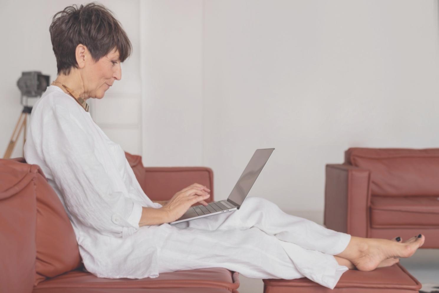 Vista panorámica de conferencia de trading con asistentes tomando notas