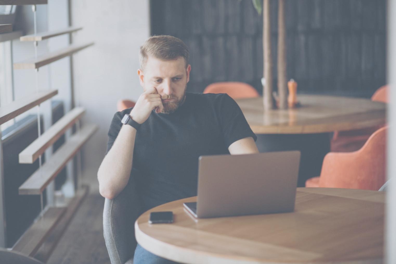 Sesión de análisis técnico en vivo con participantes analizando gráficos